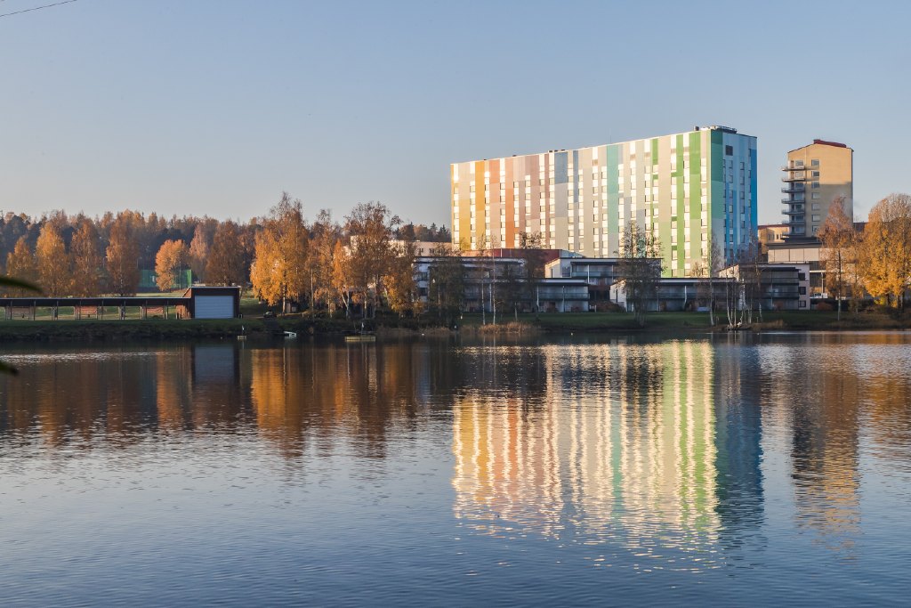 Kuvassa näkyy Etelä-Karjalan keskussairaalan K-siipi Saimaa-järveltä päin kuvattuna.