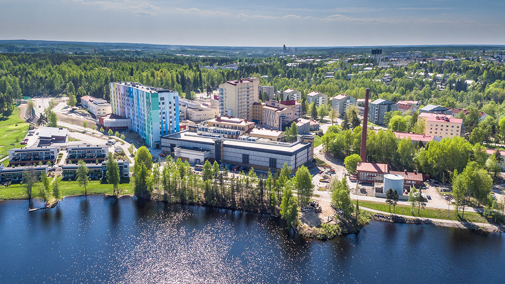 Kesäinen kuva, jossa näkyy Etelä-Karjalan keskussairaala, Saimaata sekä taustalla Lappeenrannan kaupungin keskustaa.