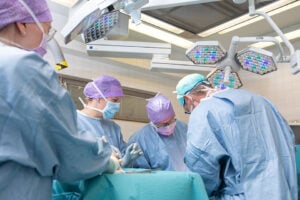 Kirurgi ja hoitajat leikkaussalissa