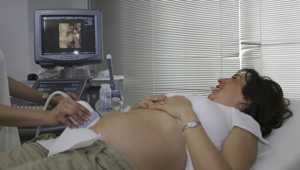 Ultraäänitutkimus äidin vatsan päältä
