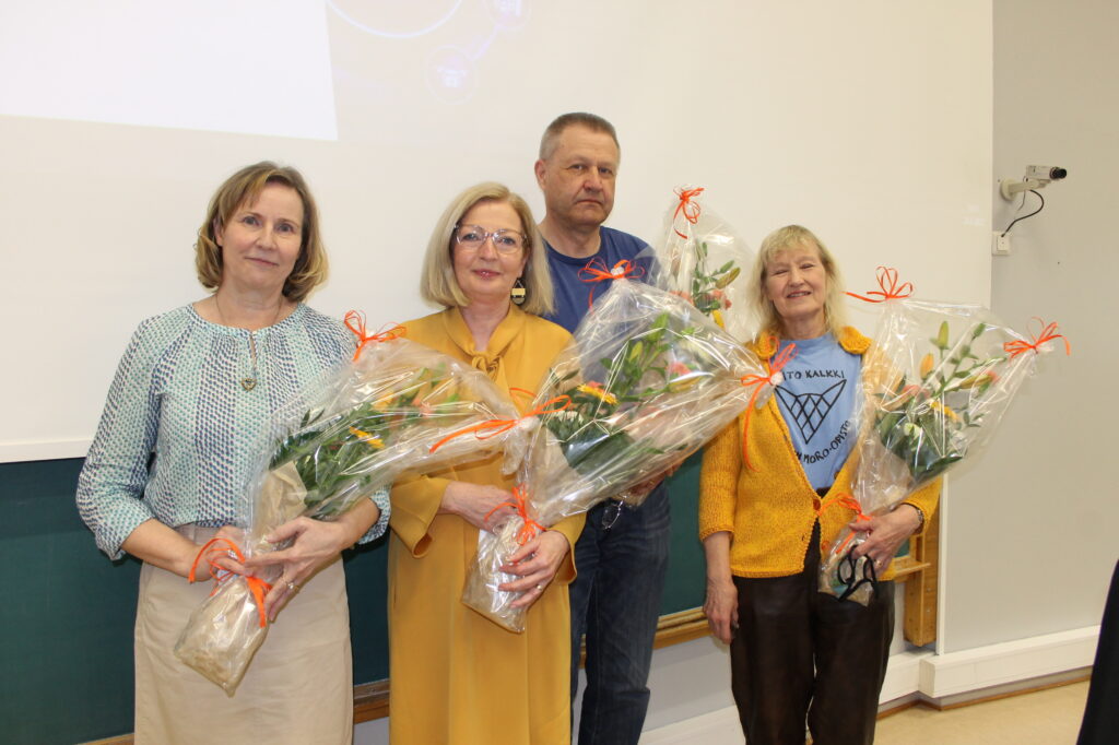 Kuvassa aluehallituksen puheenjohtajisto kukkakimppujen kera vasemmalta lukien Helena Puolakka, Anneli Kiljunen, Vesa Örmark ja Marja Estola.
