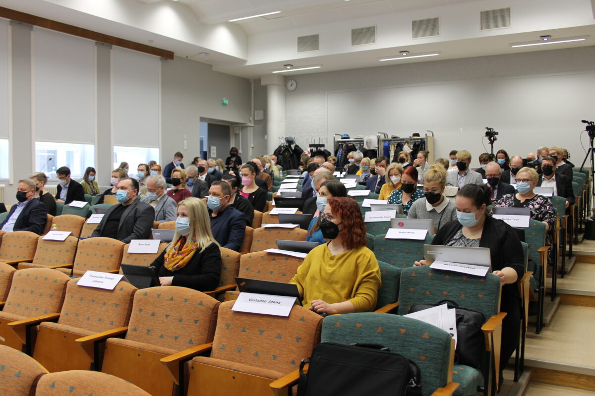 Kuvassa näkymä auditorioon, jossa aluevaltuutetut aloittamassa kokoustaan.