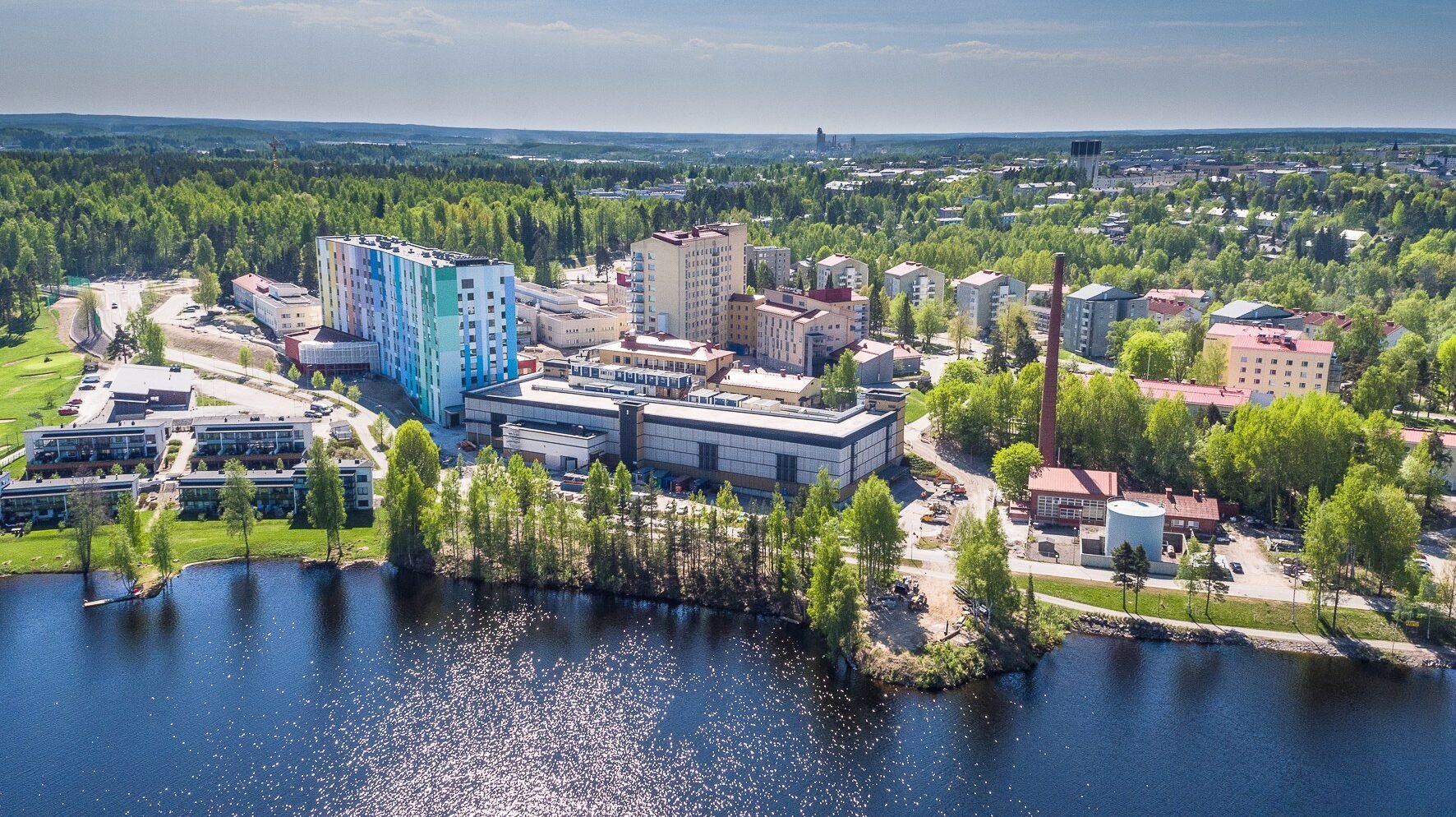Kesällä yläilmoista otettu kuva Etelä-Karjalan keskussairaalan kokonaisuudesta
