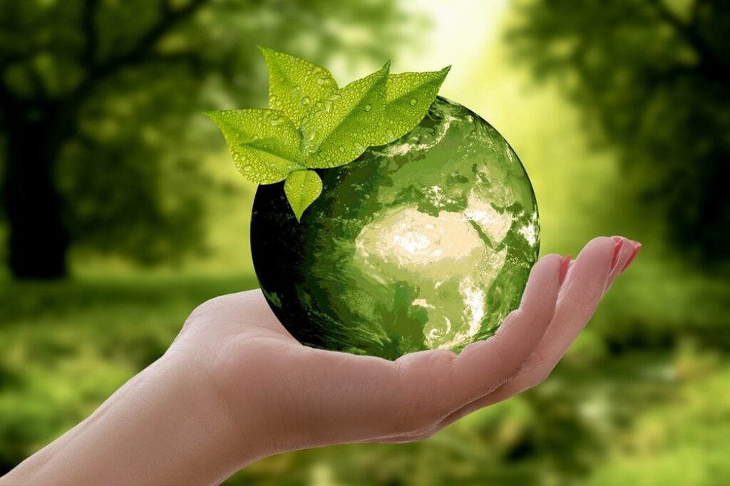 Vihreä maapallo ihmisen kädellä