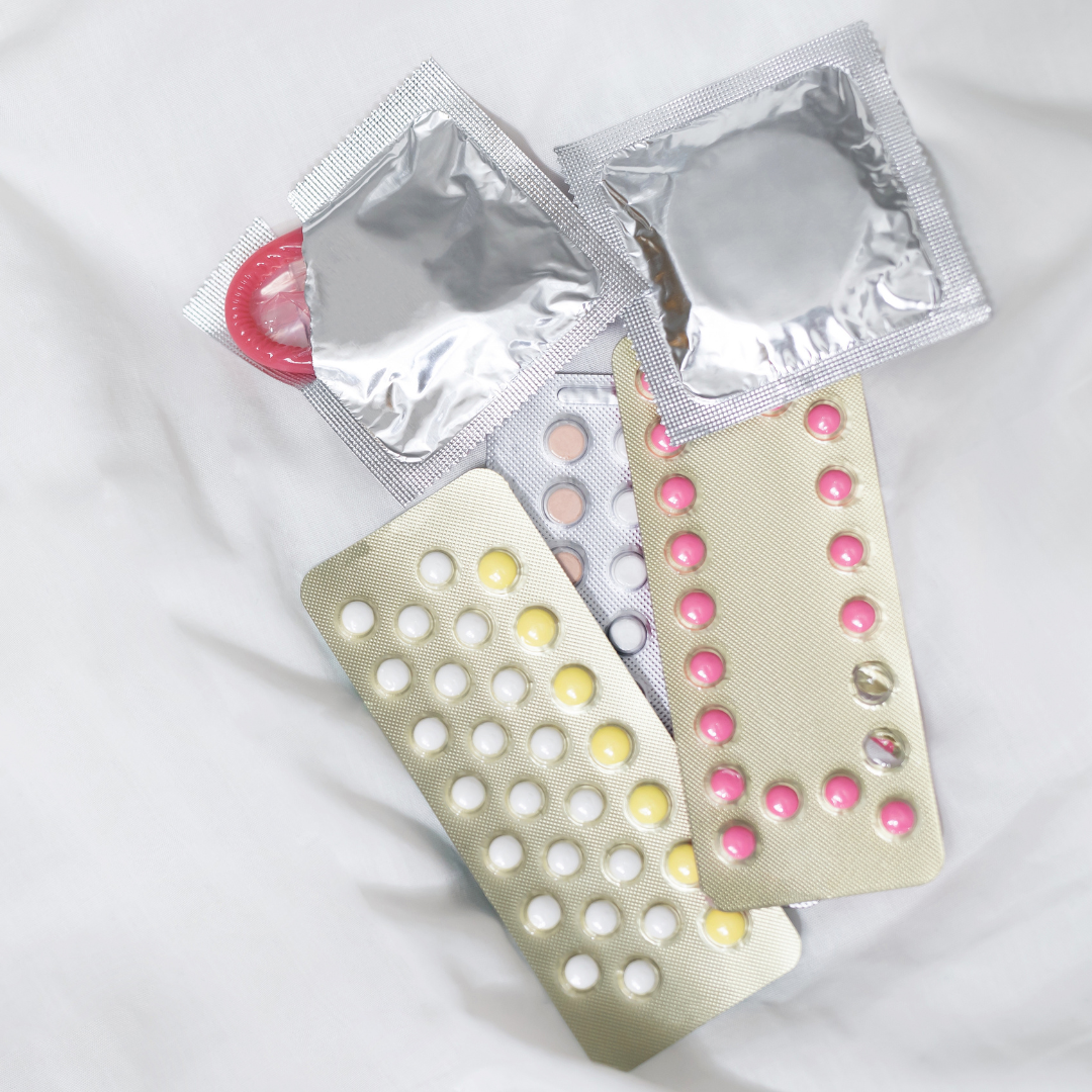 kuva ehkäisyvalmisteista. Kondomi ja ehkäisypillerit.