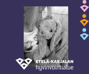 Kuvassa pieni tyttö, jolla pehmopupu sylissään.