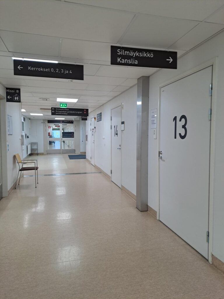 Kuvassa B-siiven käytävä, jonka varrella on Silmäyksikön kanslia.