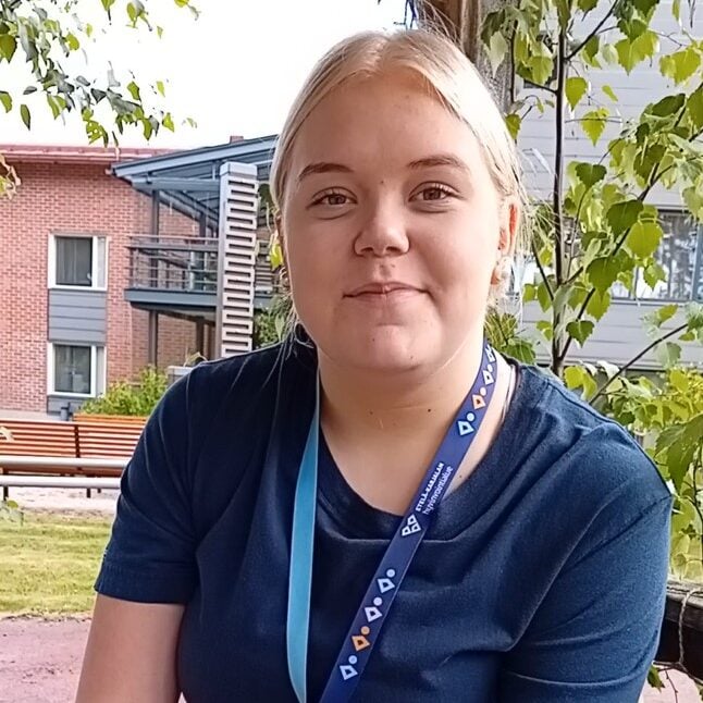 Aino (17), Vallikoti: Lähden sotealalle töihin