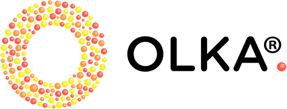 OLKA-toiminnan logo, jossa keltaisista, oransseista ja punaisista pienistä palloista muodostuu rinkelimäinen pyörylä, jossa keskusta valkoinen. Oikealla lukee mustin suuraakkosin OLKA-sana.