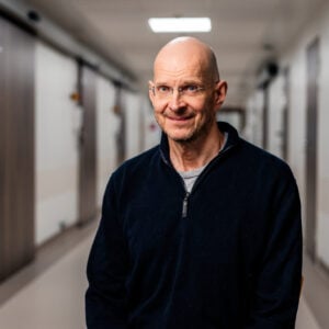 Pekka Korvenoja seisoo sairaalan käytävällä