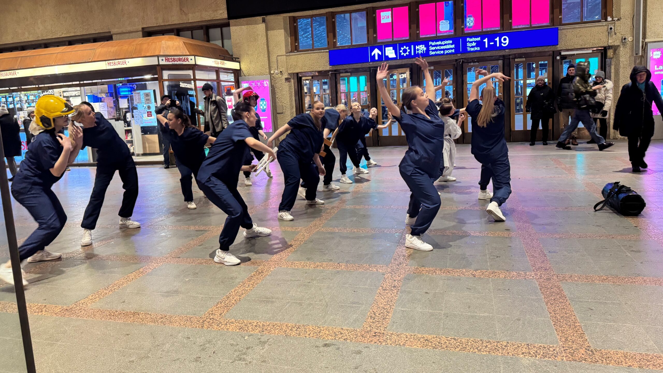Flashmob tanssijoita Helsingin rautatieasemalla.
