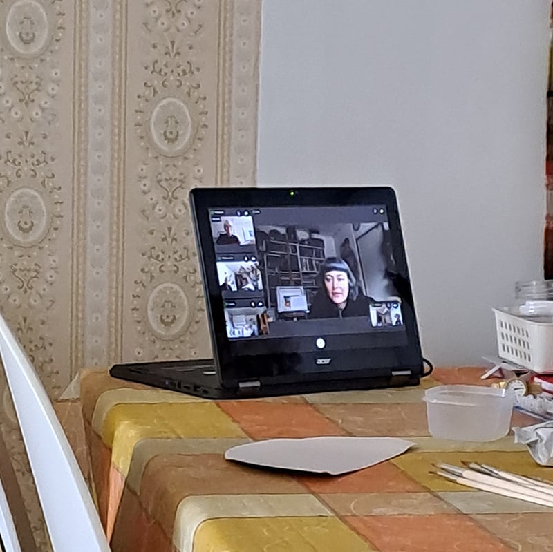 Tabletin kuvassa on nainen, joka puhuu