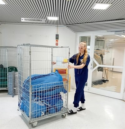 Neaa Arponen työntää rullakkoa.