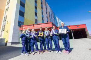 Seitsemän ihmistä ja jokaisella Kirjain, jotka muodostavat sanan Ekhva.fi