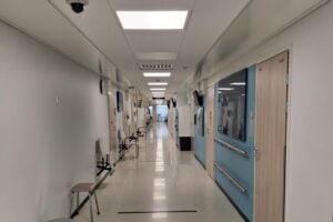 Sairaalan pitkä käytävä.