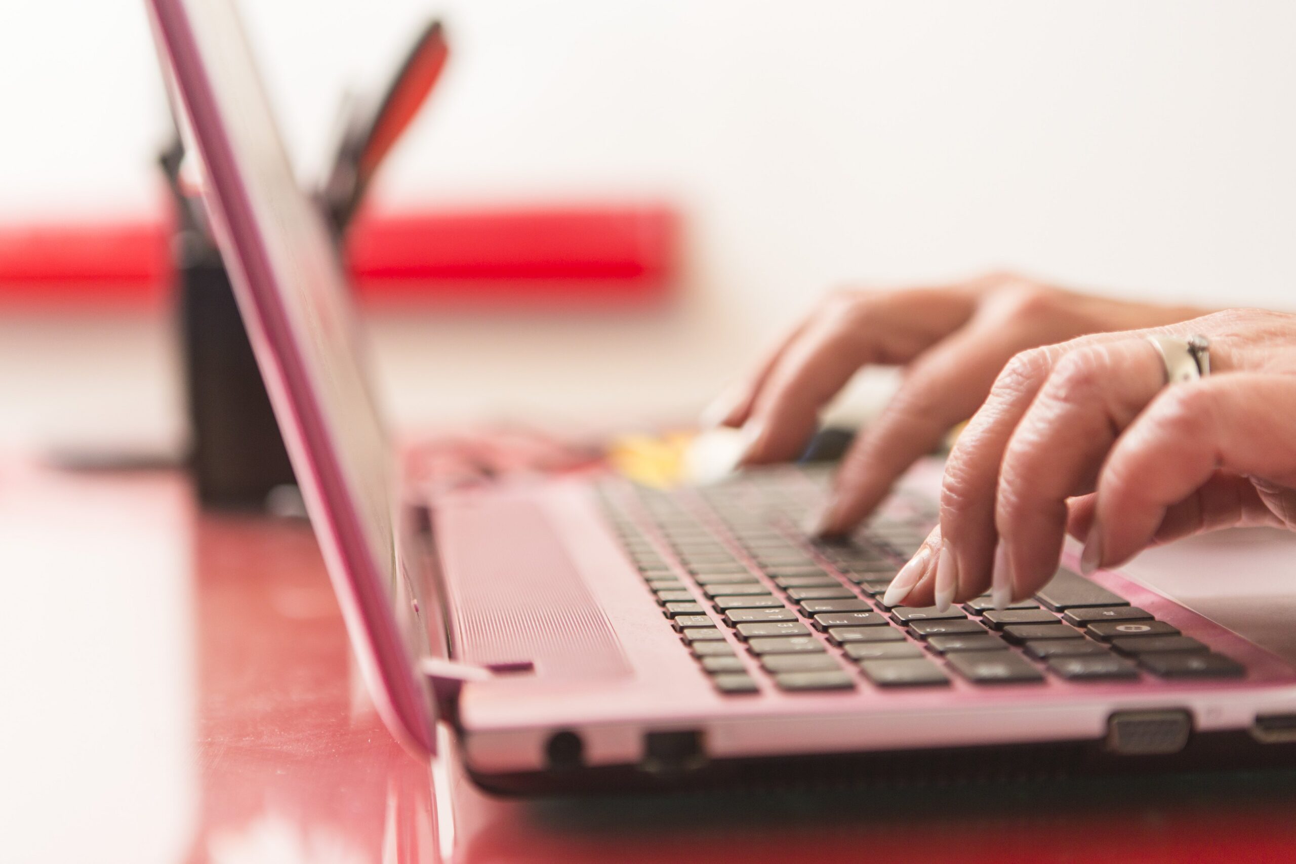 Yksityisten palveluntuottajien liittyminen Kanta-palveluihin – Ekhvalle palveluita tuottavien on otettava sosiaalihuollon asiakastietovaranto käyttöön 1.9.2026 mennessä