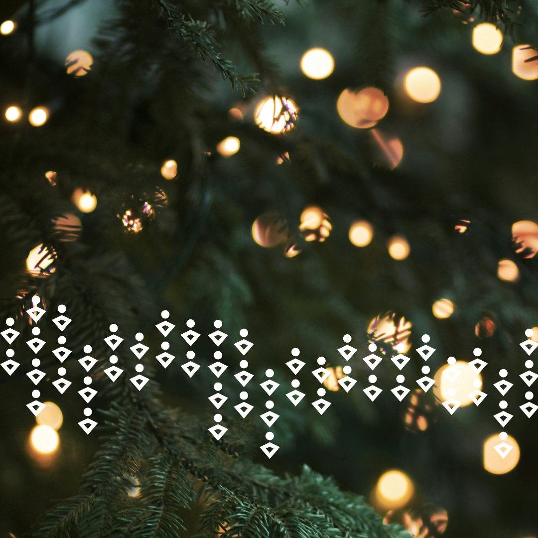 Kuvassa kuusi, kuusen valoja sekä Ekhvan valkoisia symboleita