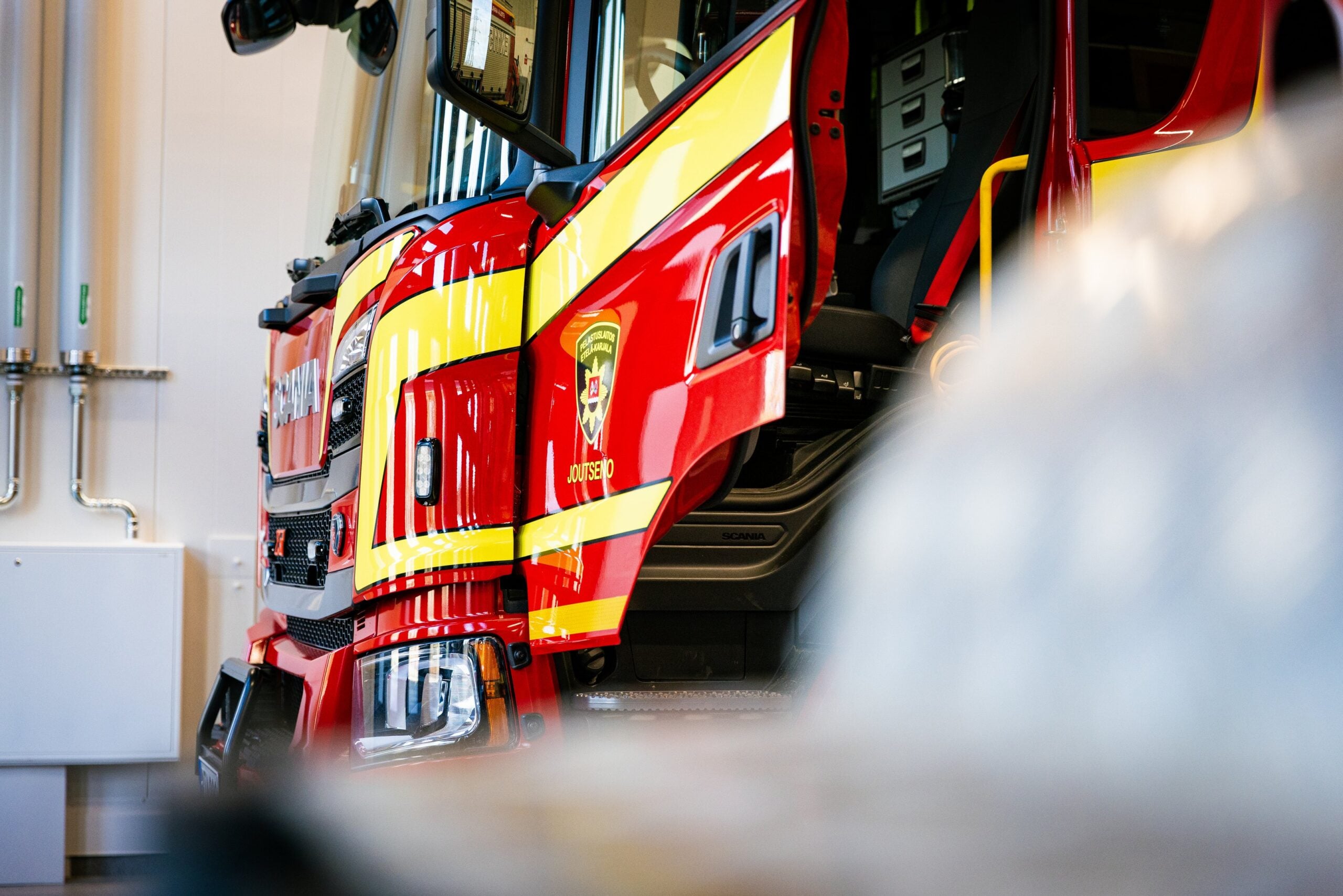 Paloauton ovesta otettu kuva.