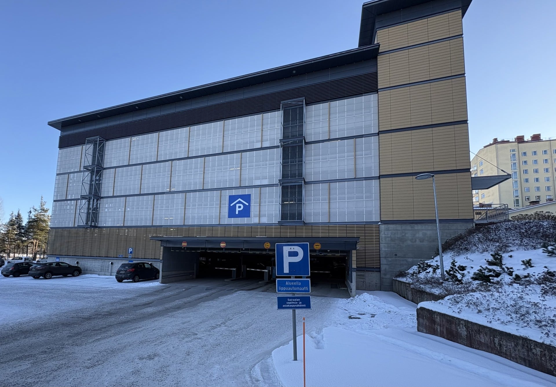 Aja maltilla EKKS:n pysäköintitalossa