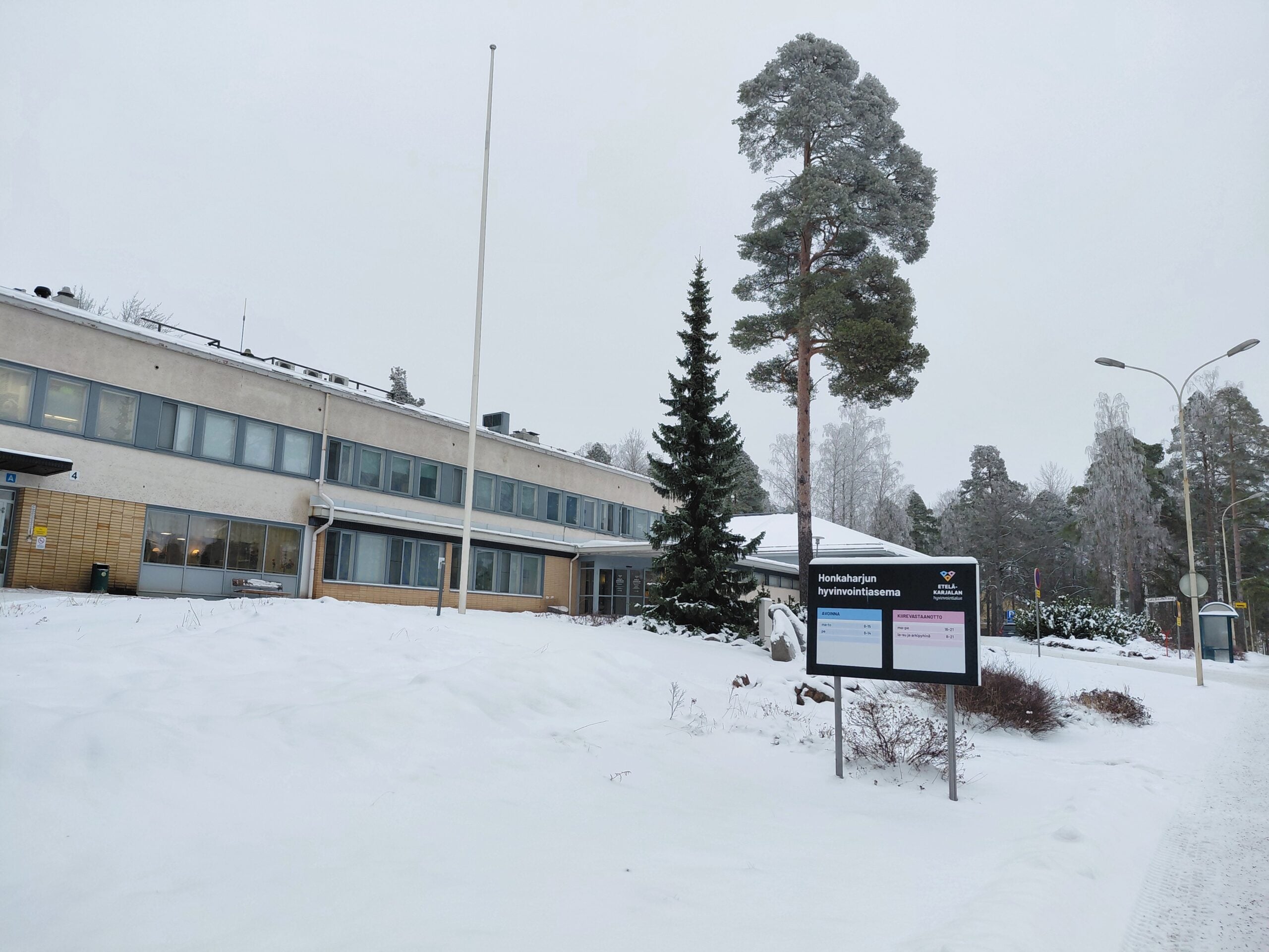 Honkaharjun sairaala talvella. Edessä kyltti.