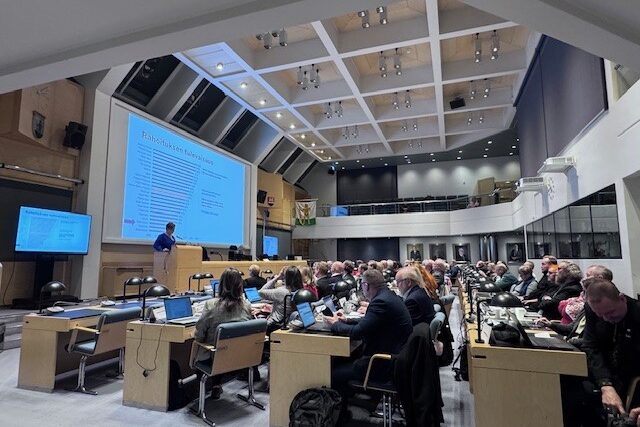 Valtuusto istumassa kokouksessa.