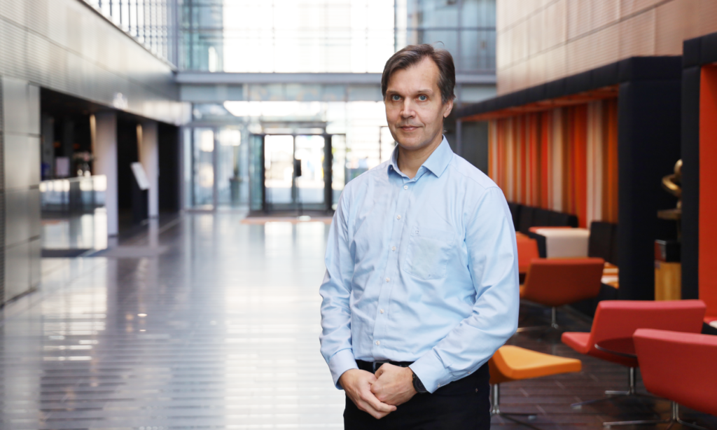 Paulus Torkki seisomassa yliopiston käytävällä.